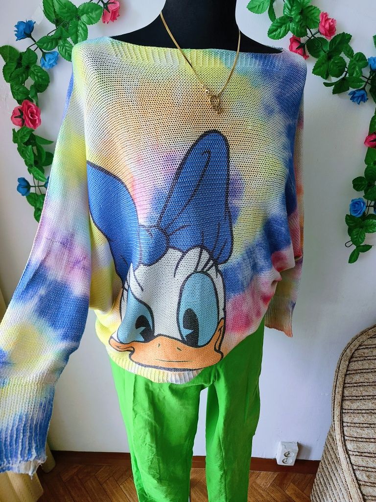 Kolorowy sweter oversize z Daisy duck styl disney tie-dye modny look