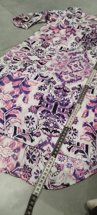 R.M Vila biało fioletowa sukienka w kwiaty odkryte plecy wyprzedaż