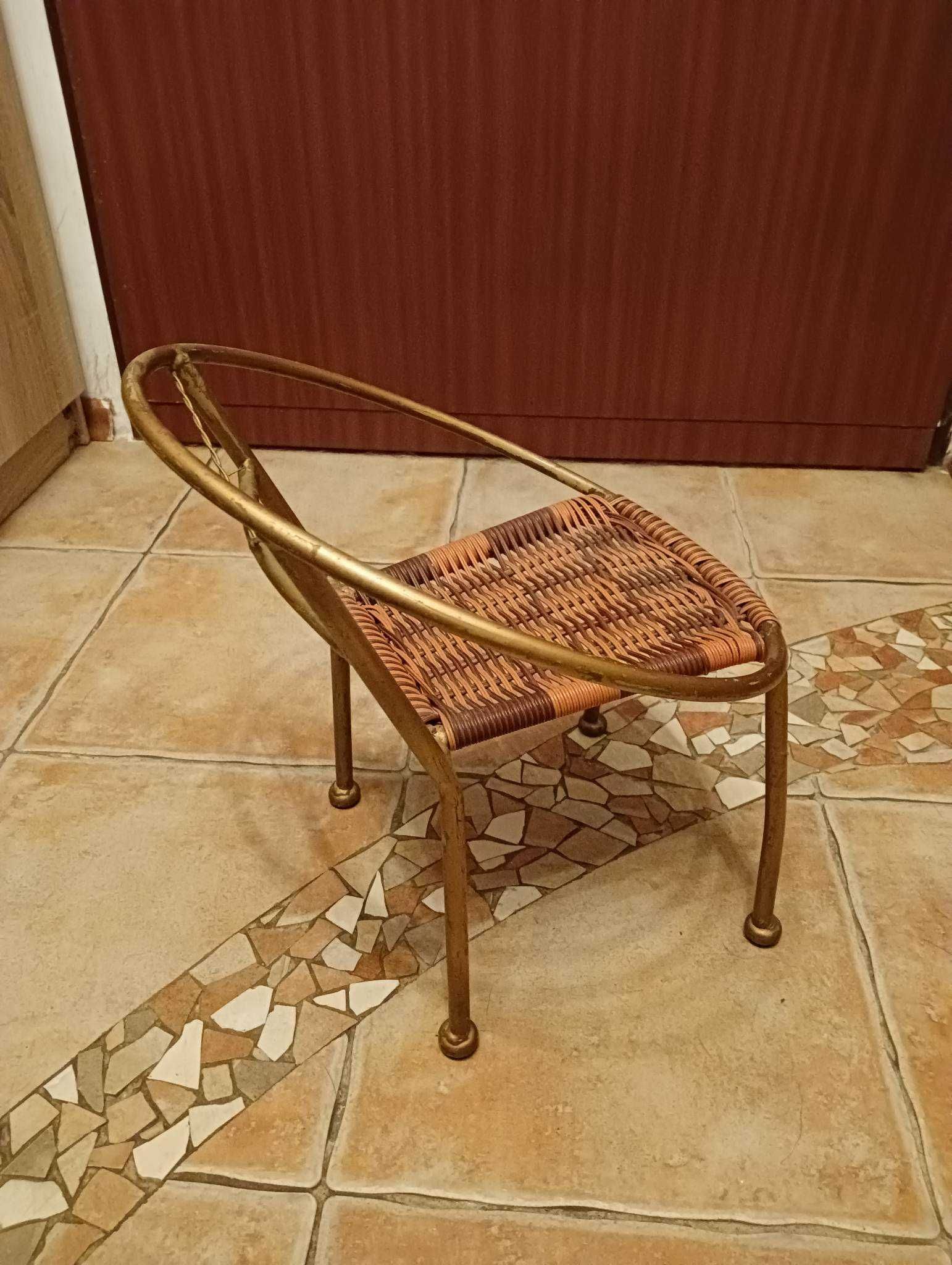 Ozdobne krzesełko rattan wys. 37, śr. 33 cm