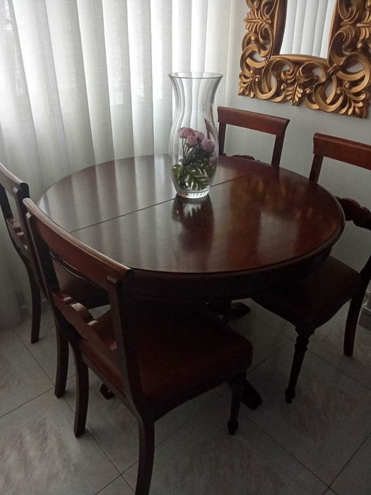 Móvel c/ iluminação embutida. Mesa e Cadeiras.