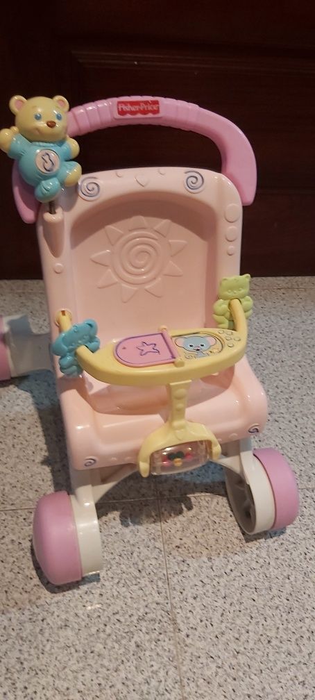 Andarilho e carrinho  de boneca.