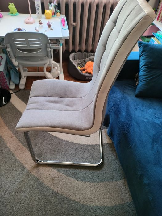 Krzesełka z metalowym stelażem