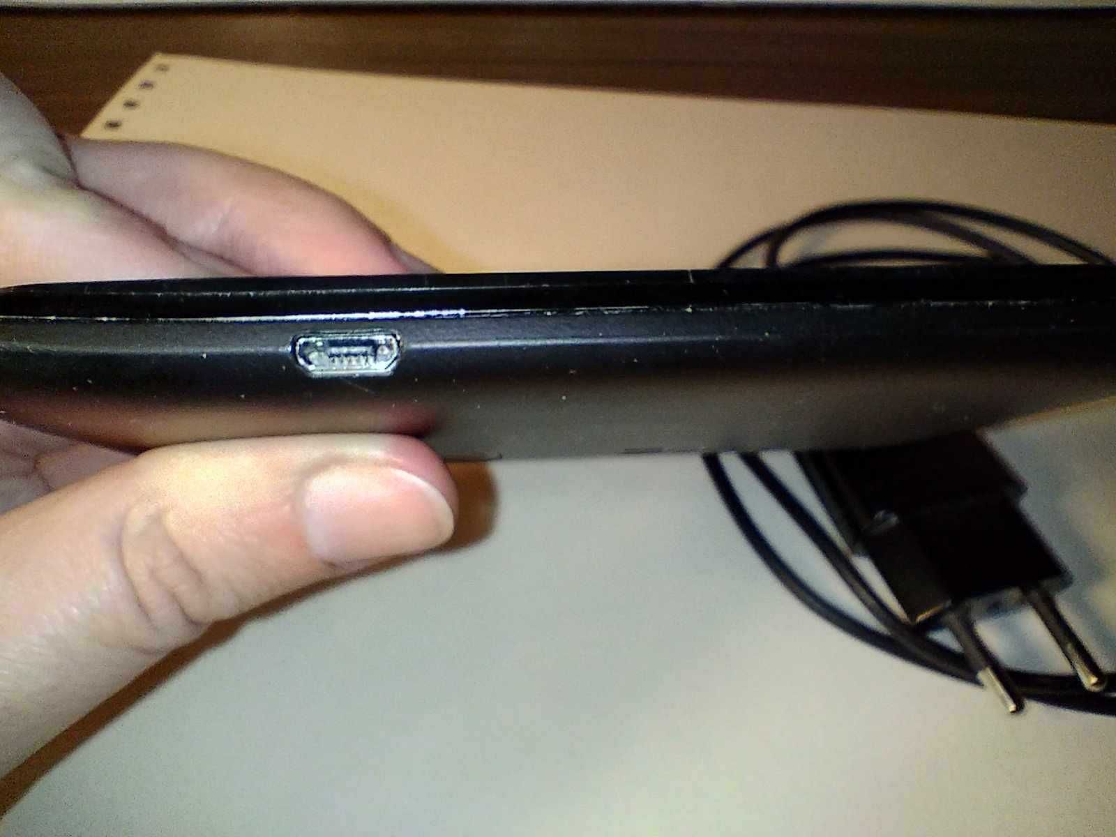 Smartfon HTC Desire X z oryginalną ładowarką