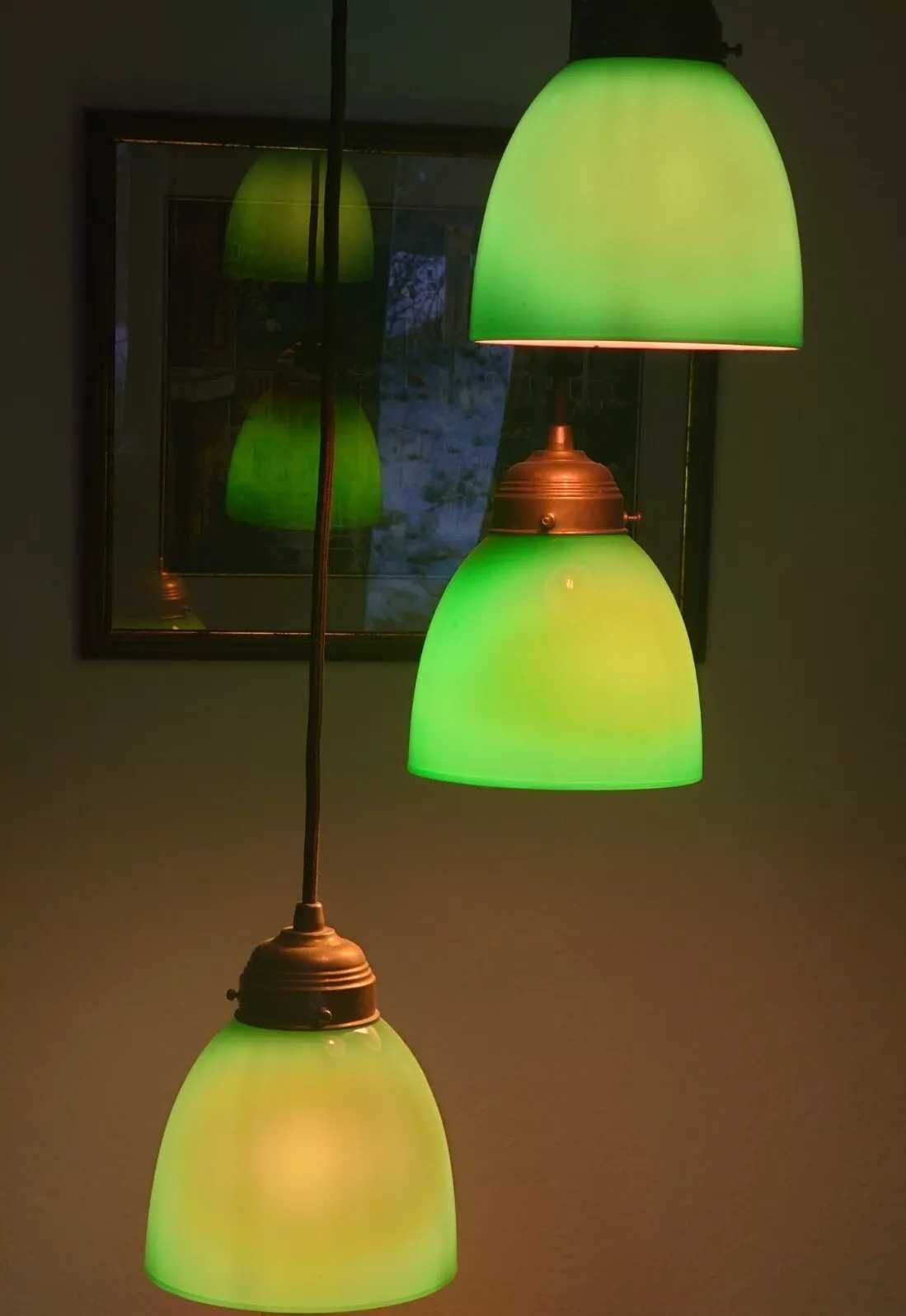 Luminária Art Déco em vidro triplo com luz em latão