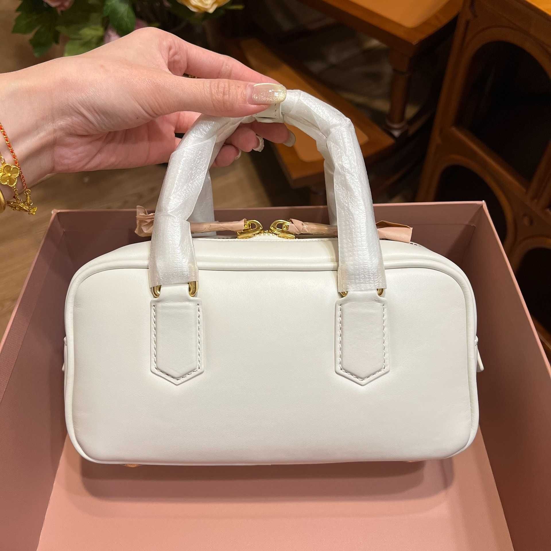 MiuMiu Biała Torebka 2025 - Luksusowy i Elegantny Design
