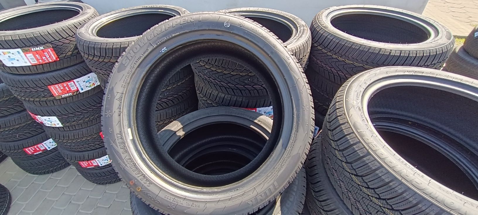 Nowe opony zimowe 225/45/17 94V z montażem