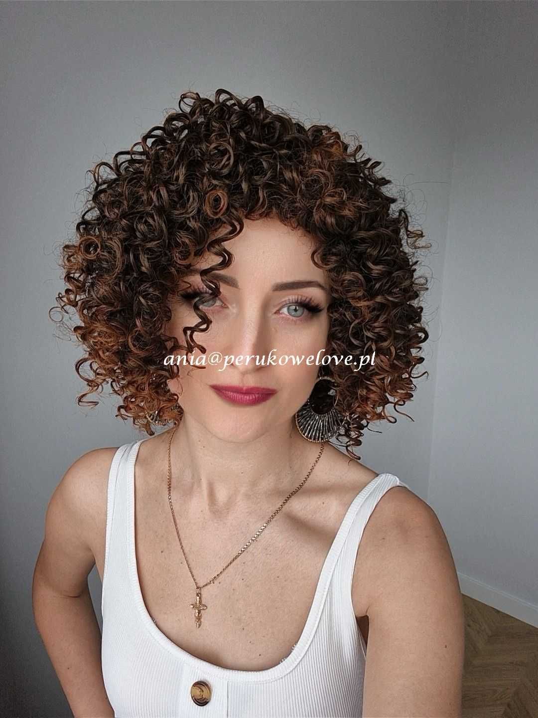 Peruka brązowa afro loki włosy jak naturalne