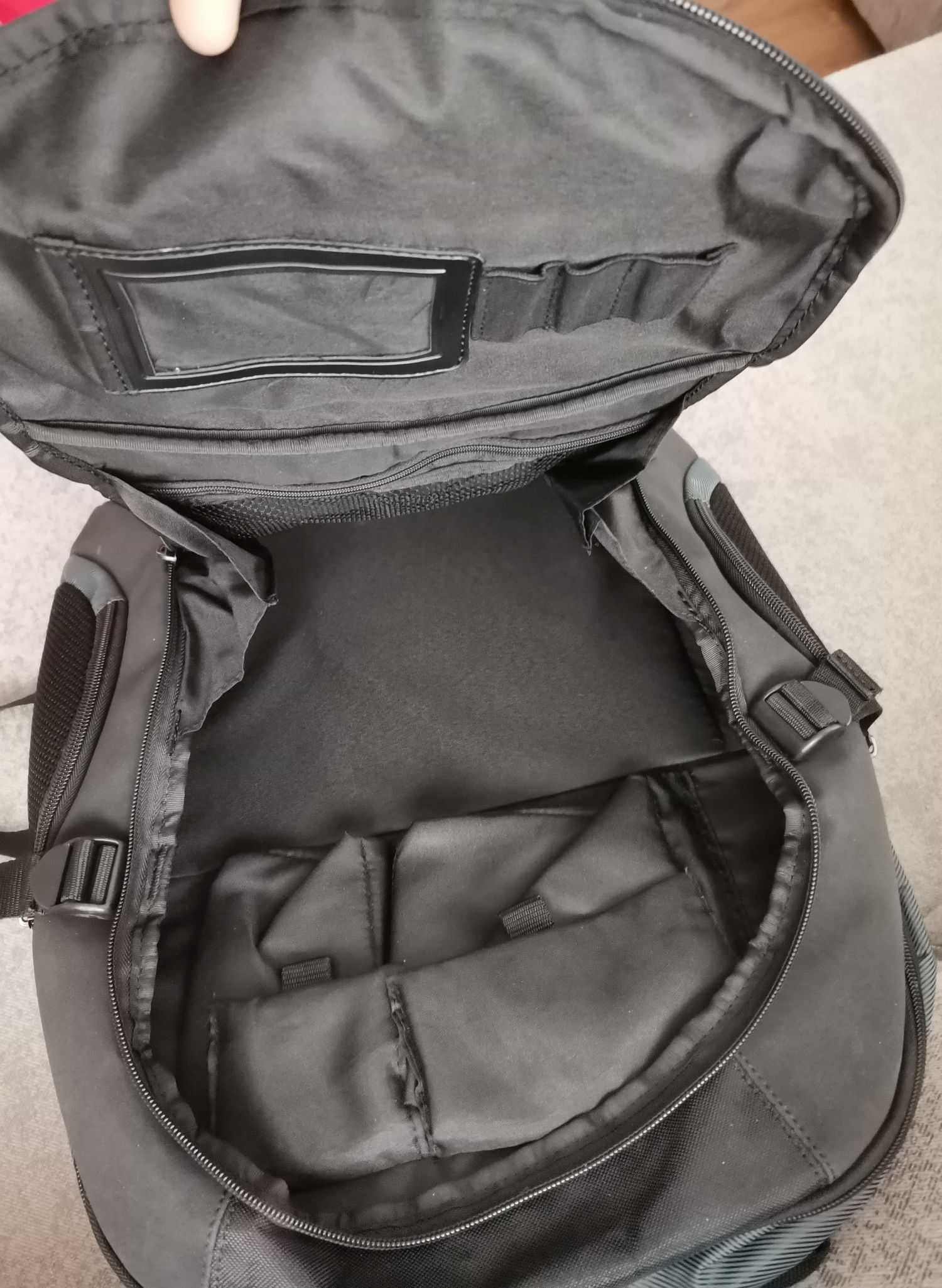Plecak na laptopa marki TARGUS model TCB 001 L. Solidny.