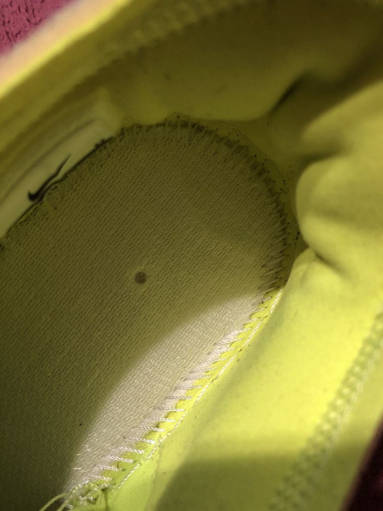Продаются кроссовки  OFF-WHITE x Nike Air Force 1 Low "Volt" новые