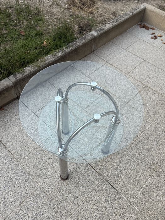 Mesa de centro, com poucas marcas de uso.