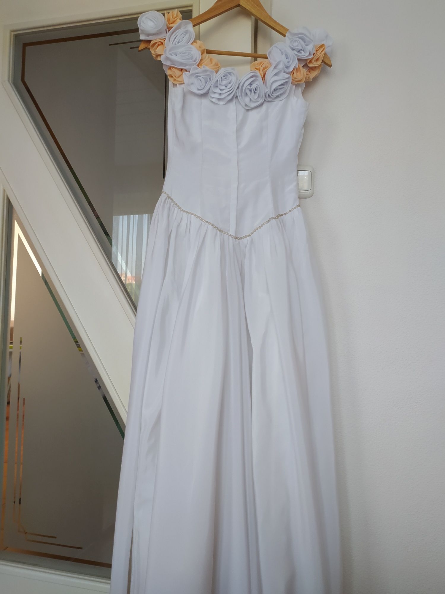 Biała suknia ślubna z różami białymi i łososiowymi na dekocie r.34.