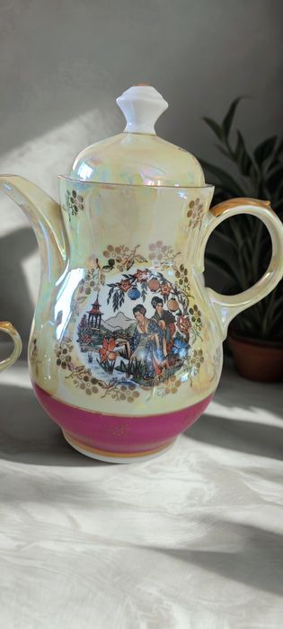 Piekny, stary zestaw kawowy z wizerunkiem gejszy