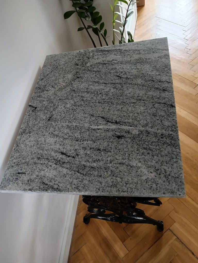 Piękny stolik z granitowym blatem