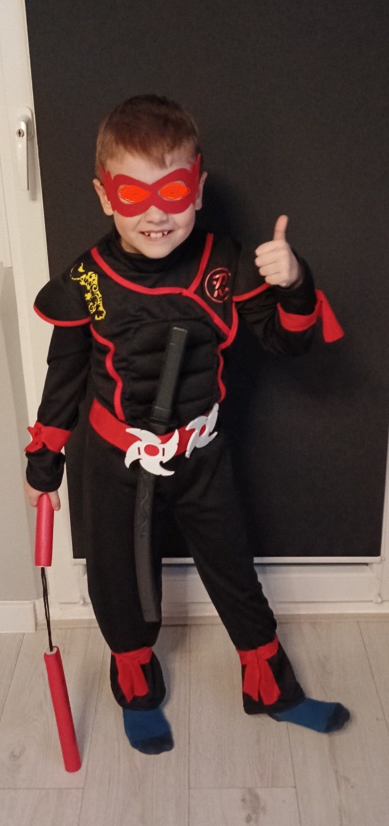 Strój karnawałowy ninja wojownik 122/128 czarno-czerwony jak nowy.