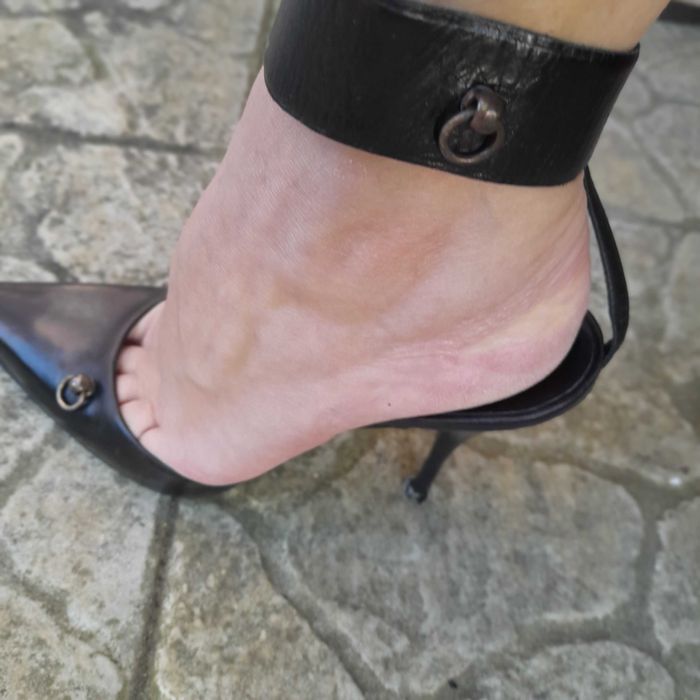 Sapato aberto em couro salto alto