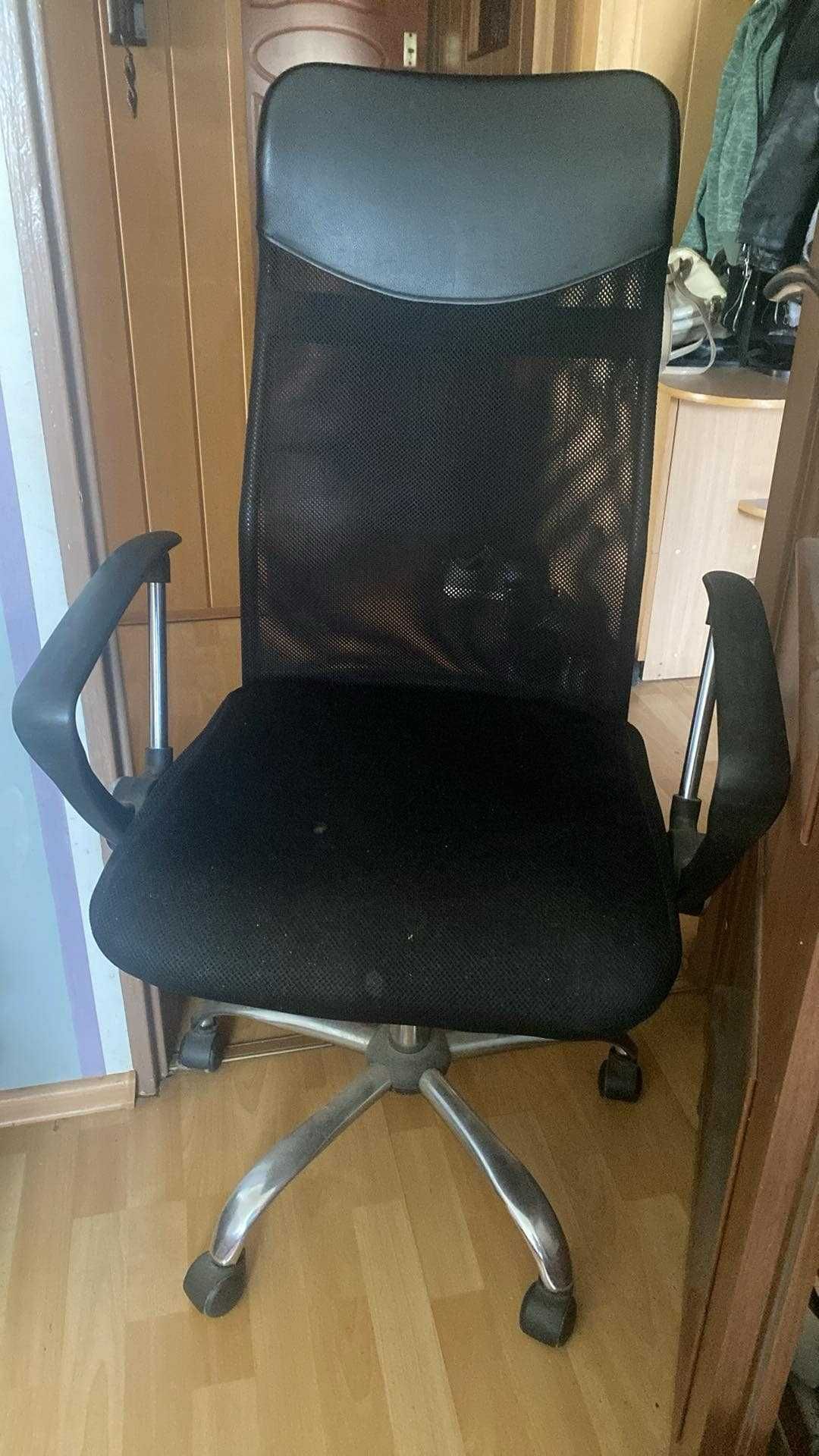 Krzesło biurowe - do odświeżenia, z dziurką w siedzeniu