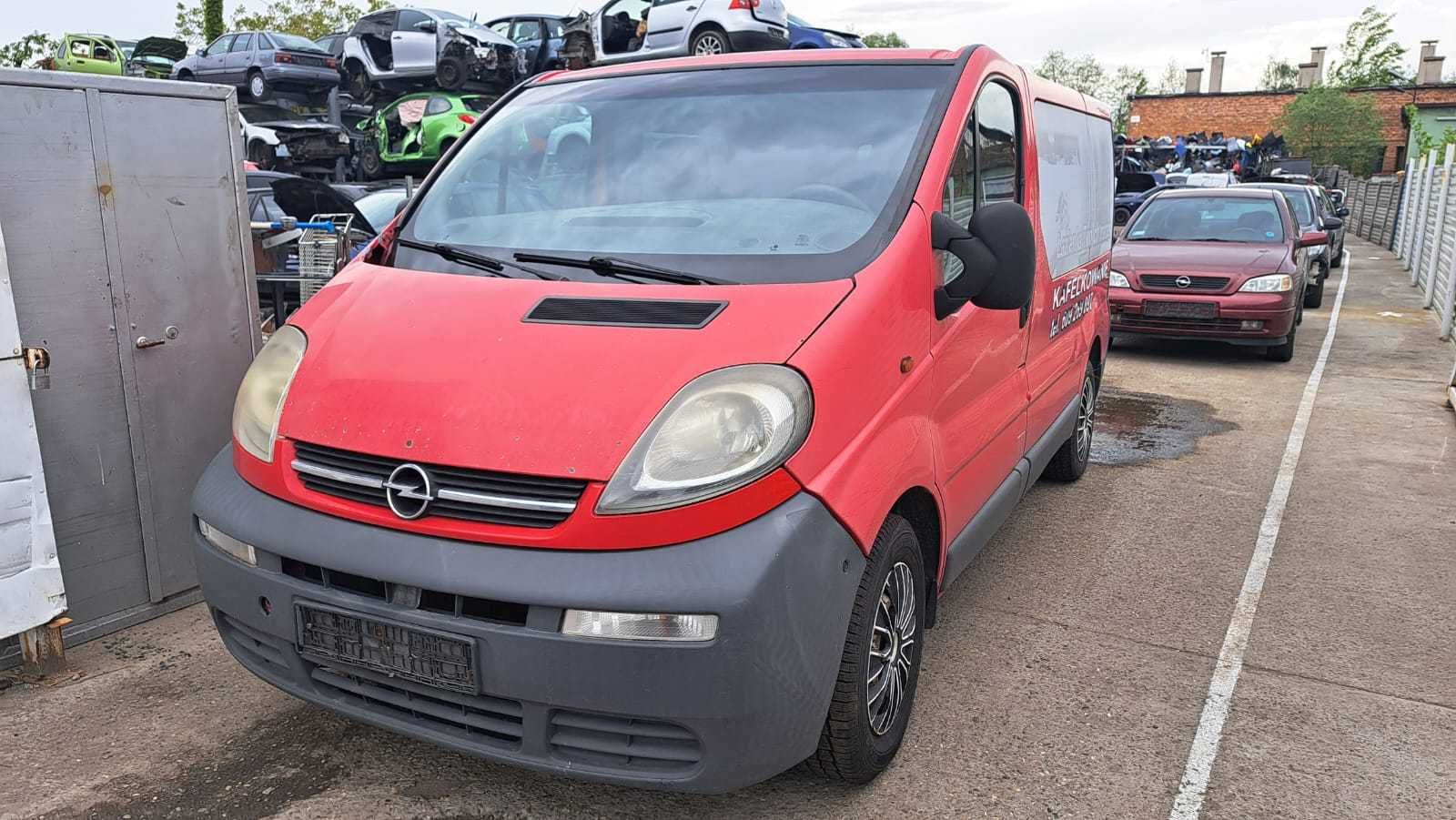 zderzak  przód  Opel Vivaro