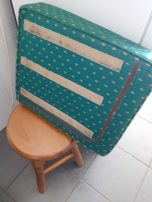 Espelho, camas solteiro, estrado articulado, colchão e banco de pés