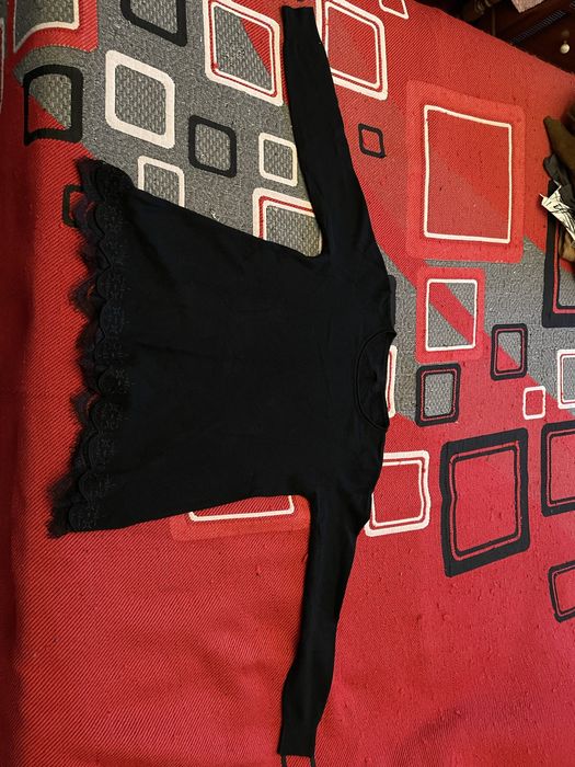 Camisola preta com bainha rendada