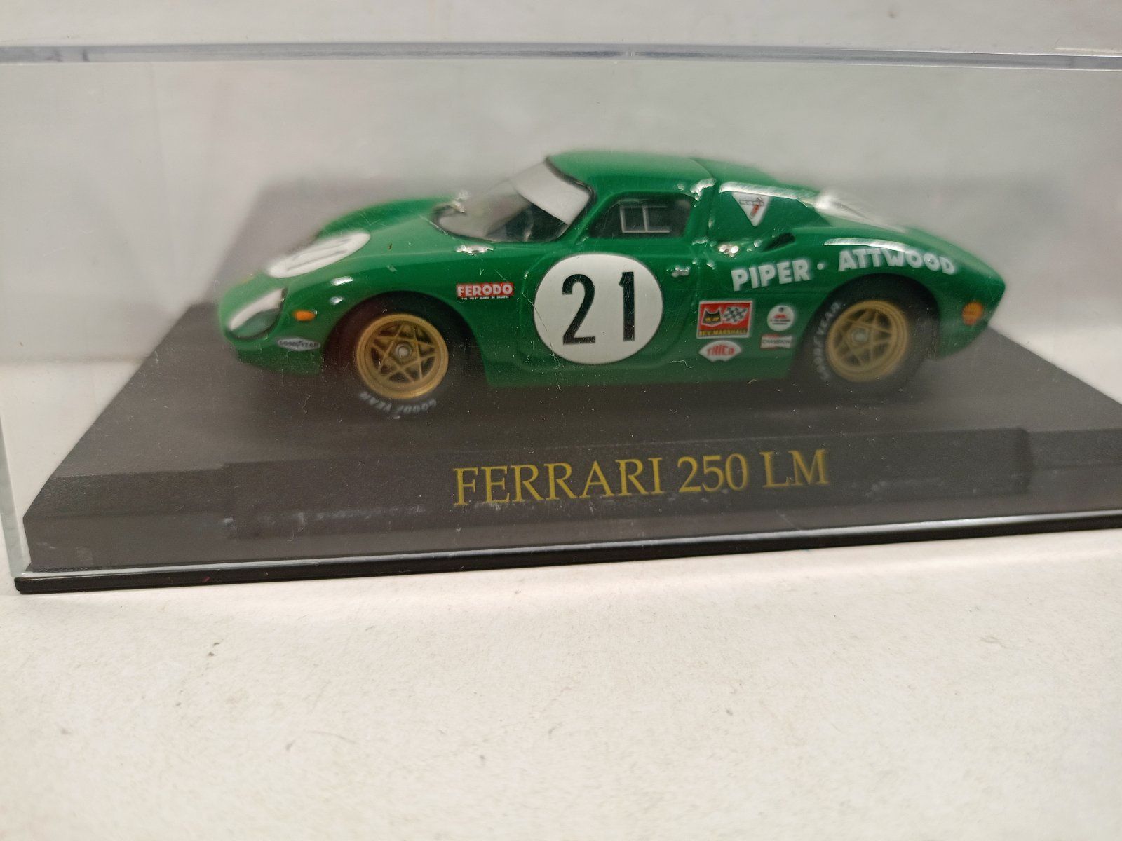 Ferrari 250 LM в акриловым боксе