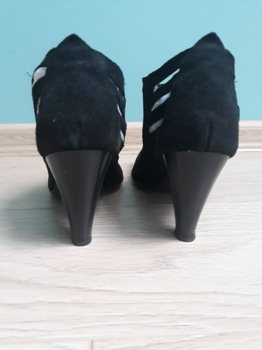 czarne zamszowe buty na obcasie z wycięciami