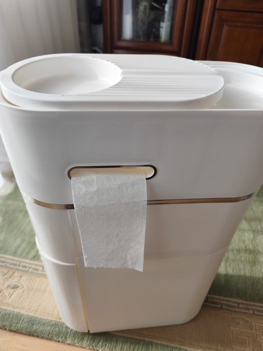 Pojemnik na akcesoria do WC