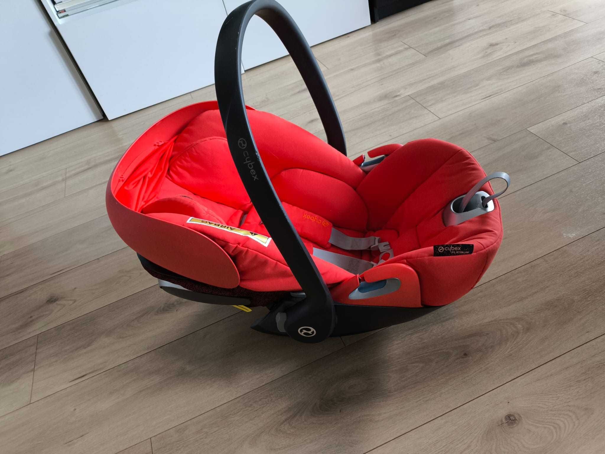 Nosidełko Cybex I-SIZE Platinum w zestawie z obrotową bazą.