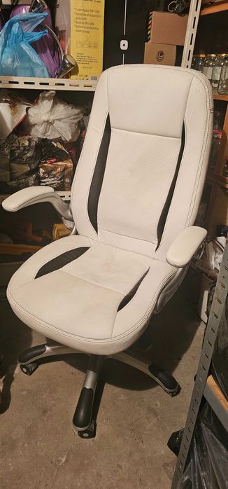 Fotel biurowy biały kremowy regulowany wygodny podłokietniki składane