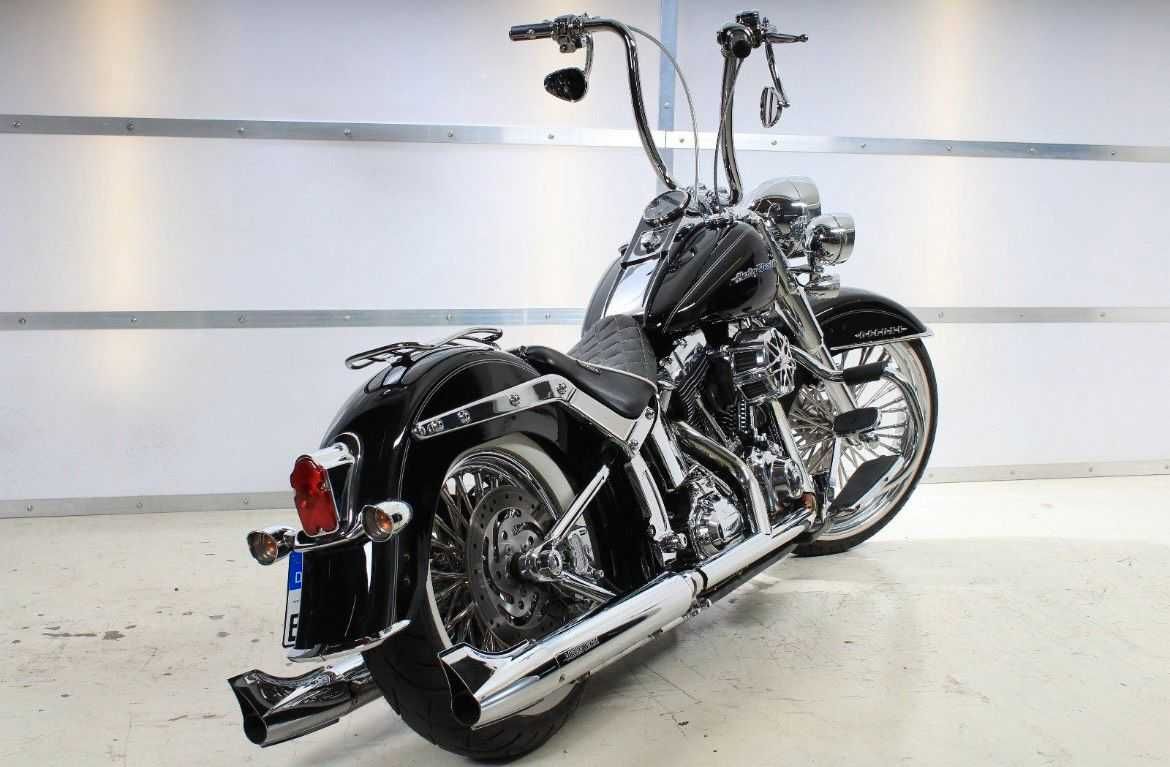 Harley Davidson Softail Deluxe estilo chicano