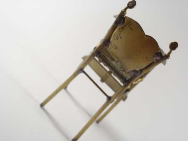 Dla lalek krzesełko.