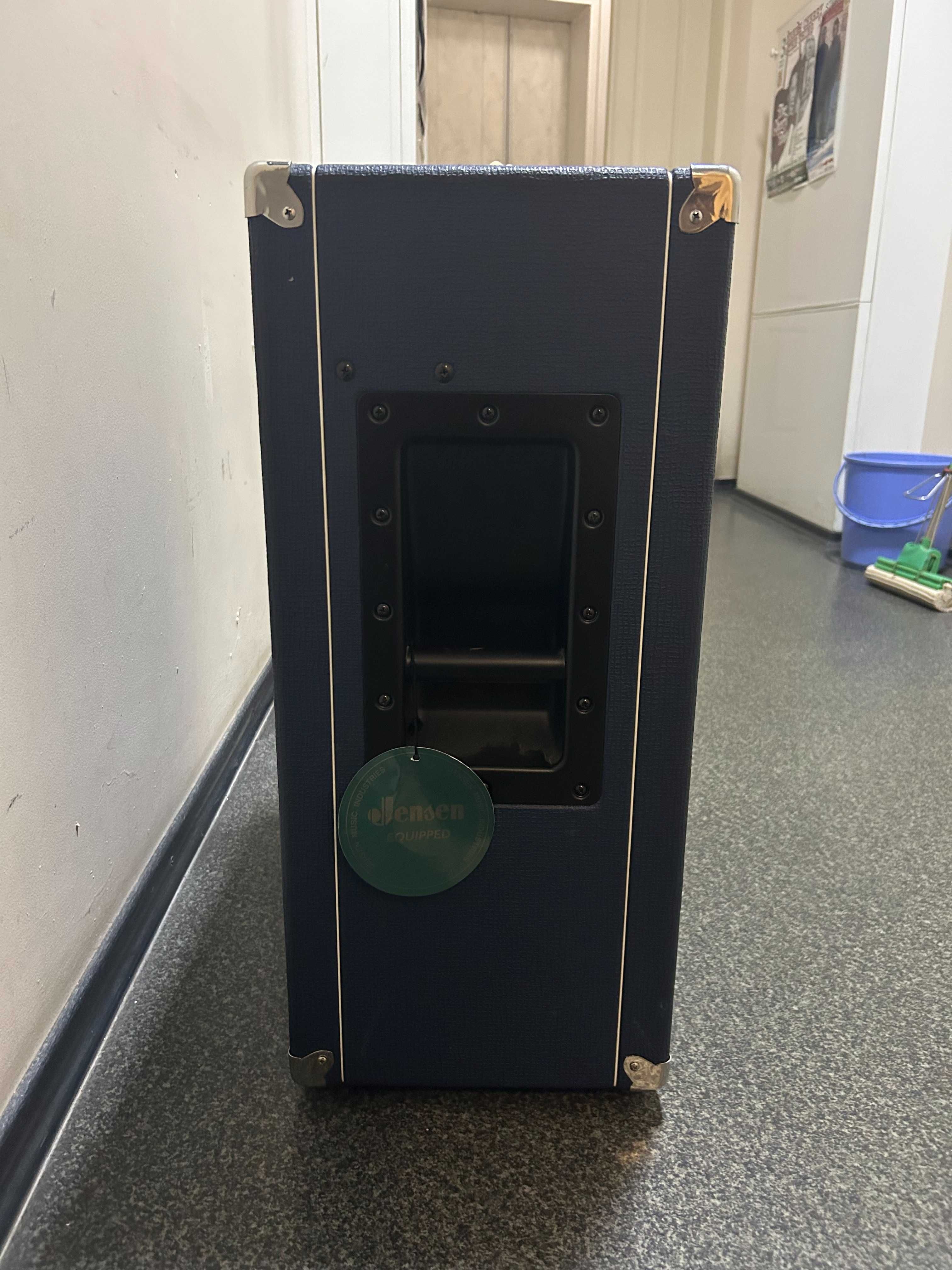 Продам Ламповый гитарный усилитель (комбик) Laney L20T-410