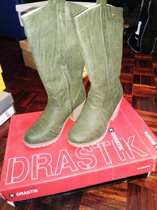 Botas cano alto verde da marca Drastik