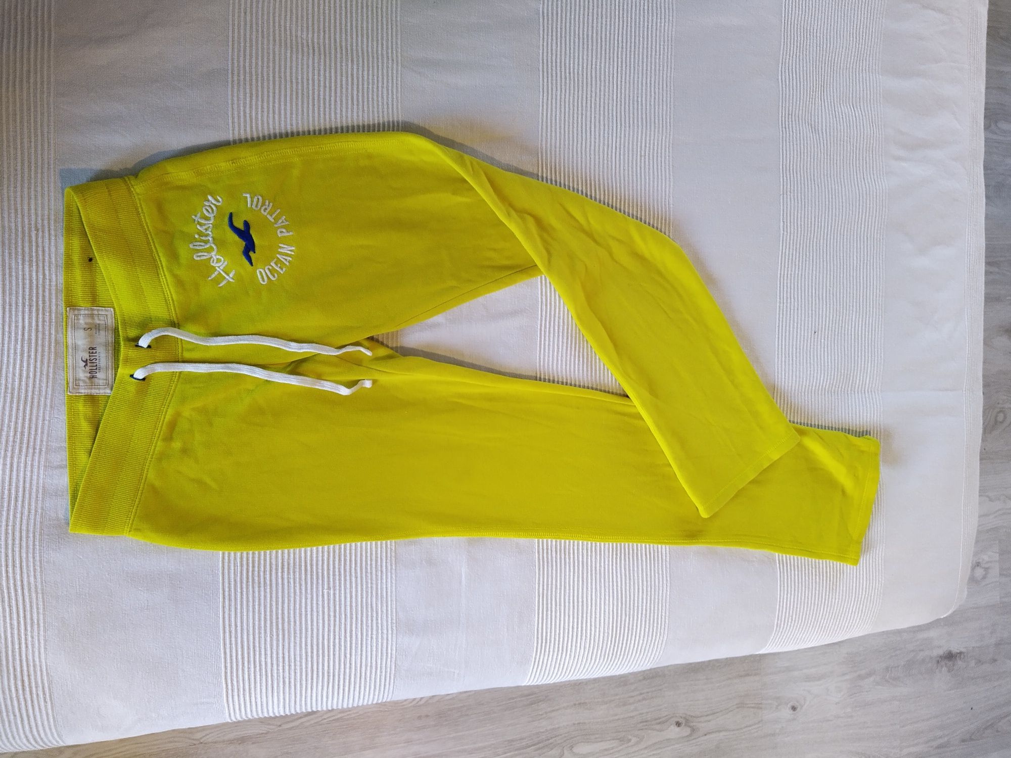 Spodnie dresowe HOLLISTER r. S żółte