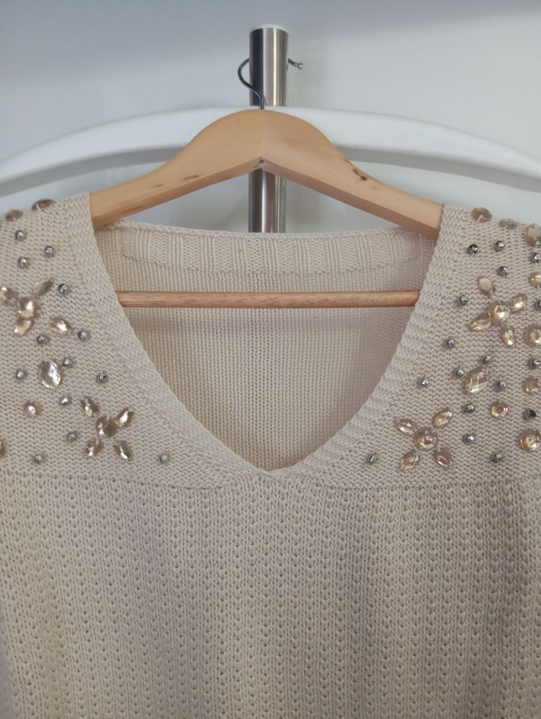 Camisola bege com pedraria no decote – Tamanho estimado M/L