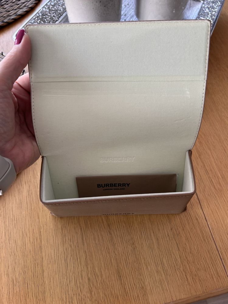 Burberry nowe etui na okulary.