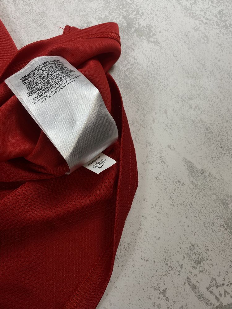 Червона спортивна футболка Nike з вишитим логотипом – яскравий вибір