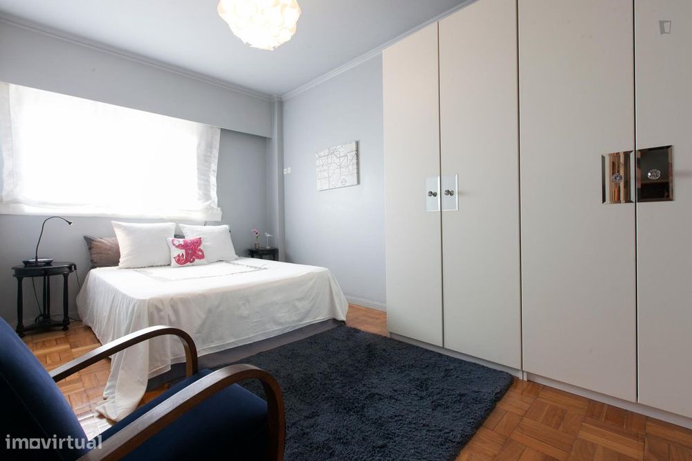 51380 - Quarto com cama de casal perto da...