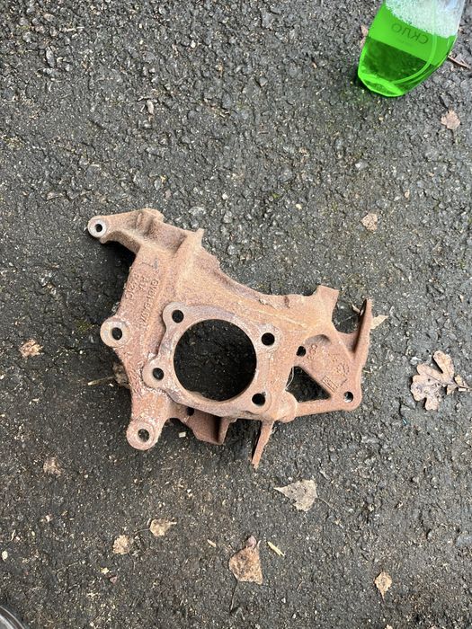 Escape 1.5 задня цапфа ліва gv61-5a971