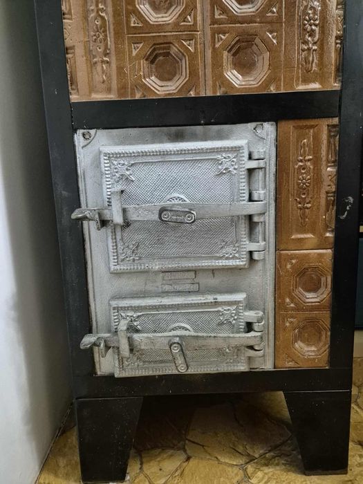 Piec kaflowy w metalowej ramie