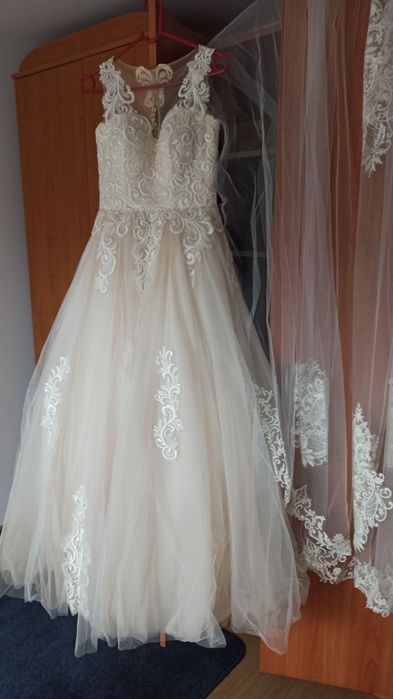 Kremowa suknia ślubna piekna