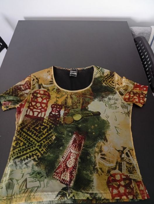 Blusas elegantes de senhora, e lenços.