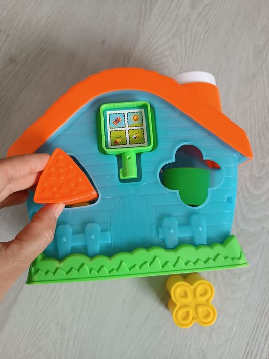 Casa de brincar com formas geométricas para encaixar