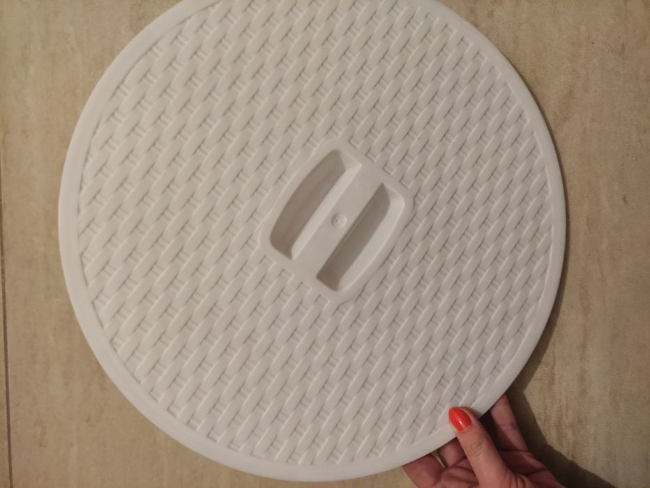 Pokrywką do kosza, wiadra