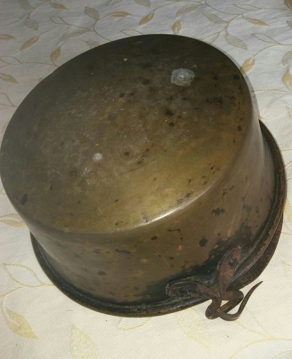 caldeira em cobre, muito antiga. com 37 cm de diâmetro e 11 cm altura