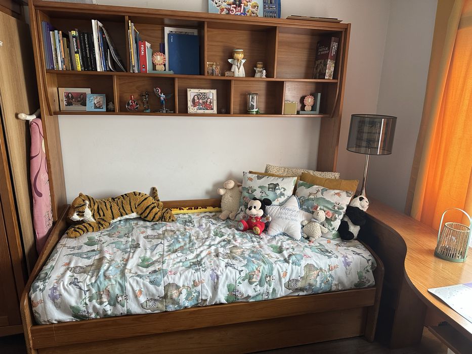 Quarto completo + secretaria + estante