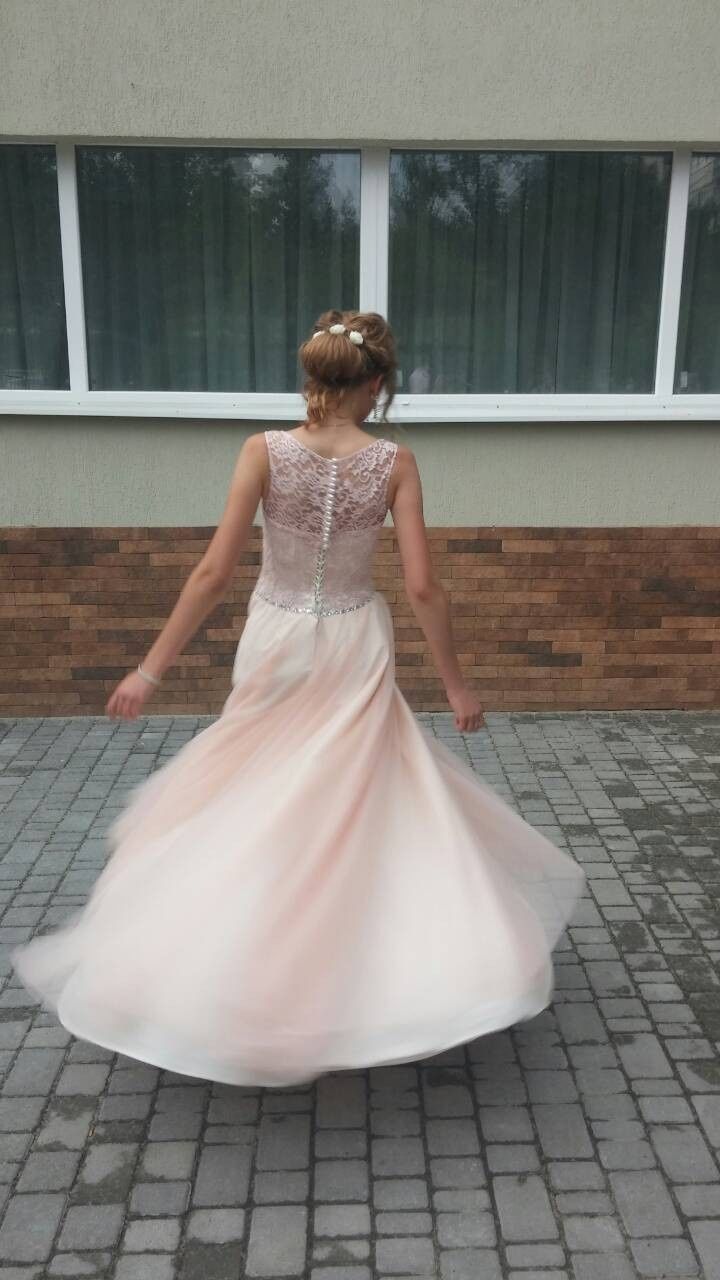 Платье на свадьбу  или на выпускной
Очень красивое платье нежно -розов