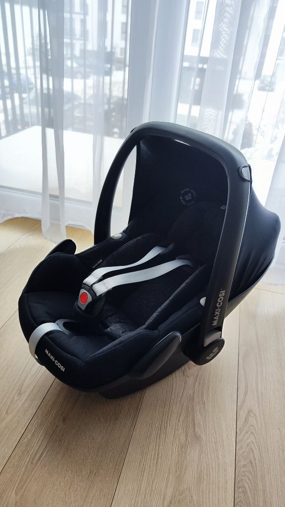 Maxi Cosi Pebble pro isize Essential Black+bonus