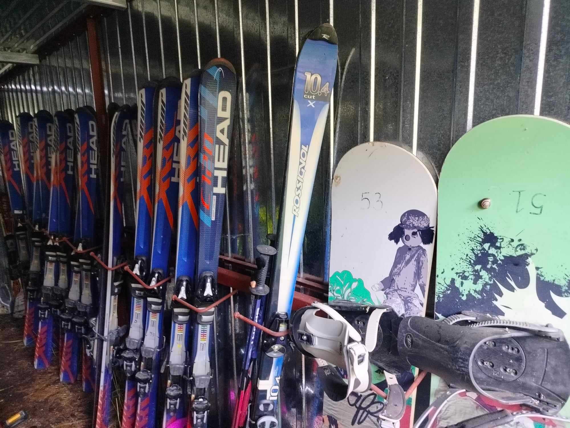 narty zjazdowe, biegowe, snowboardy