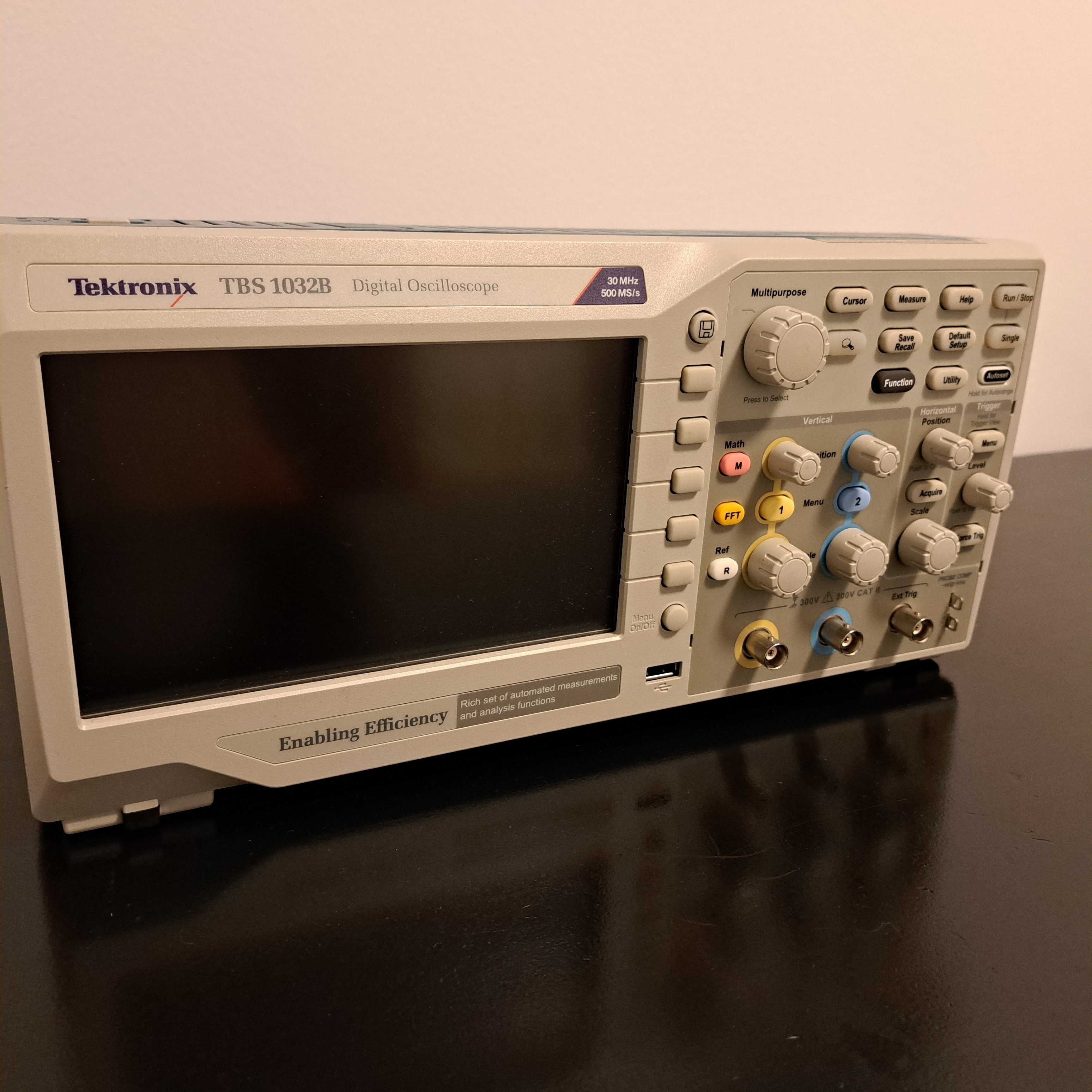 Osciloscópio digital Tektronix [Como novo. Usado meia dúzia de vezes]