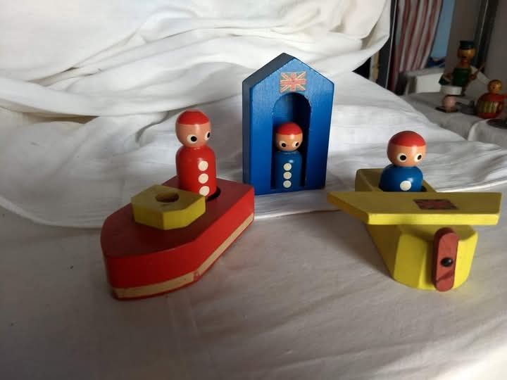 Bonecos em madeira maciça: figuras